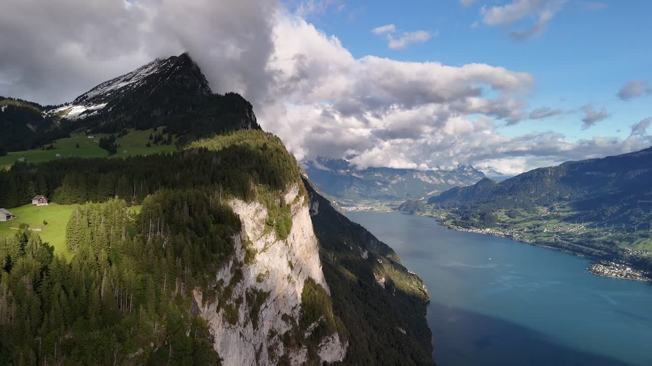 alpes suizos montañas acantilado, lago walensee naturaleza paisaje aéreo de drones suiza