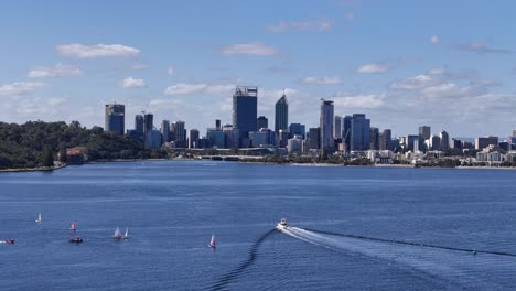 luftansicht, die ein boot in die stadt perth verfolgt