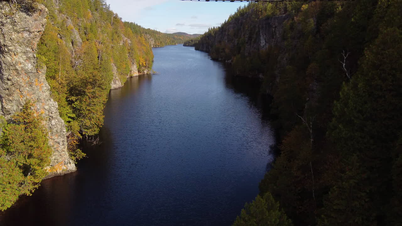 Mies ylittämässä riippusiltaa Aiguebellen kansallispuistossa
