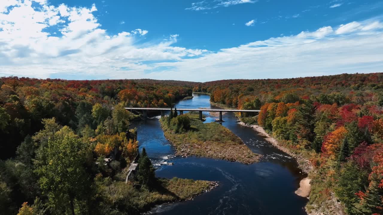 puente de carretera a través del río durante el otoño en el norte del estado de nueva york, estados unidos