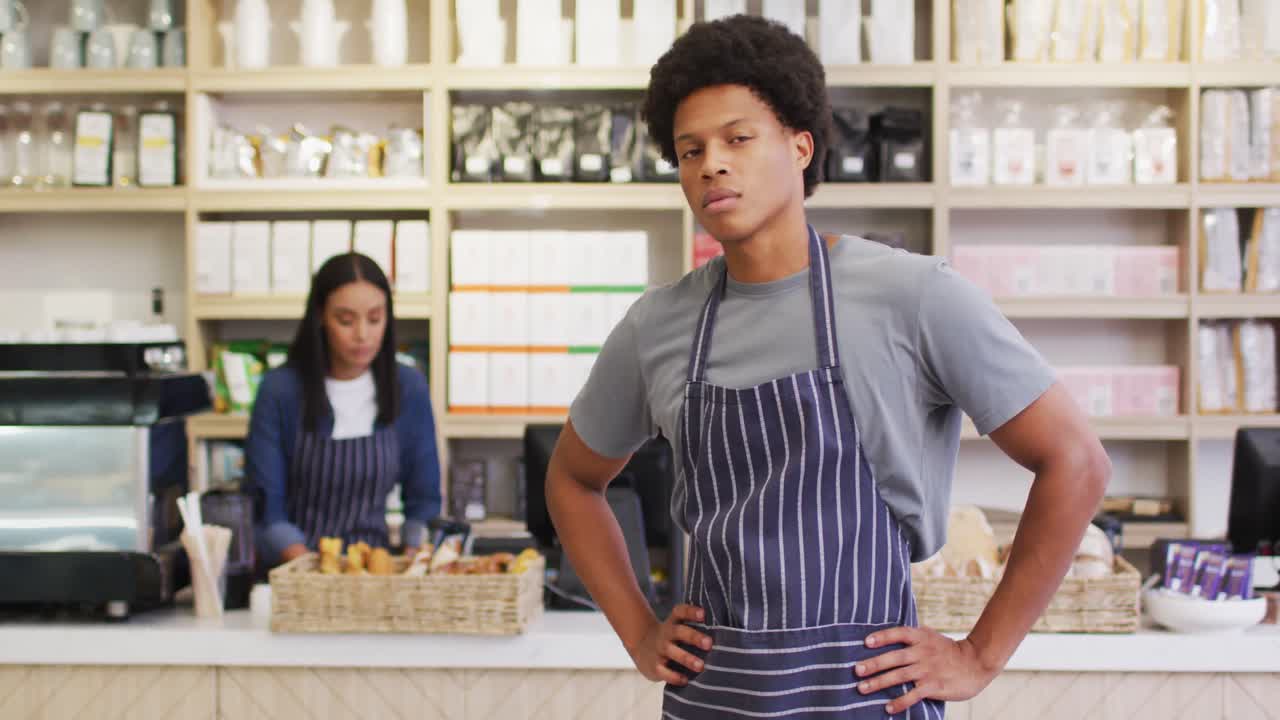 커피 ⁇  에 서 있는 행복 한 두 인종 의 웨이터 의 애니메이션