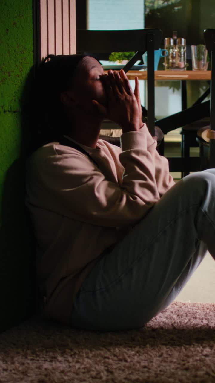 Video verticale. Donna sola e depressa sopraffatta da problemi e delusione.