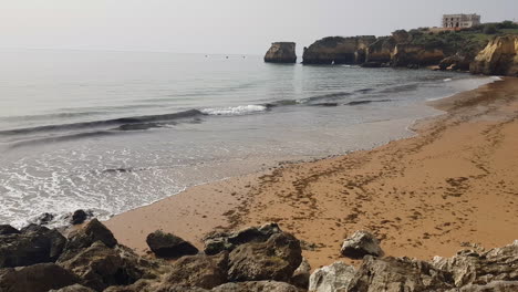 Wellen-Des-Atlantischen-Ozeans-Brechen-Am-Strand-Von-Lagos,-Küste-Portugals