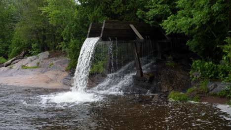 torcido tobogán cascada parque, combermere ontario - 60 fps cámara lenta gran angular desmantelado tobogán de troncos