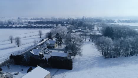 Vista-Aérea-Del-Amanecer-Temprano-En-La-Mañana-Después-De-Una-Caída-De-Nieve-En-El-Campo-Amish-Como-Senn-Por-S-Drone