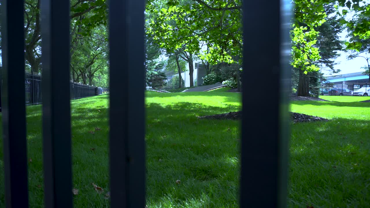 그랜드래피즈 한가운데 무성한 잔디밭을 금속 울타리 너머로 바라보고 있다
