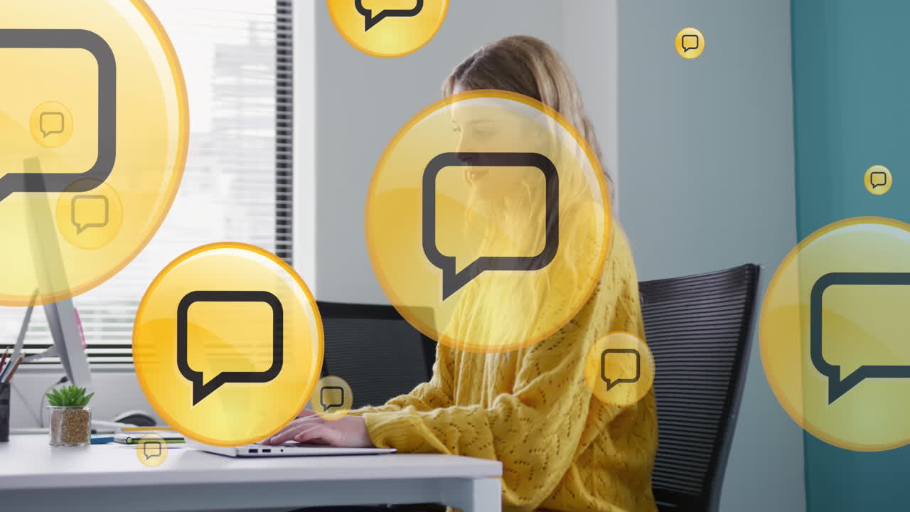 animación del procesamiento de datos de las redes sociales sobre una mujer de negocios caucásica usando una computadora portátil