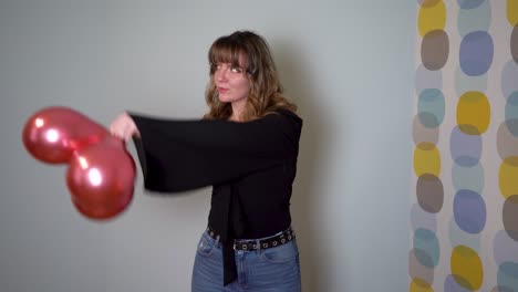 Mujer-Joven-Bailando-Y-Sosteniendo-Globos-En-La-Mano