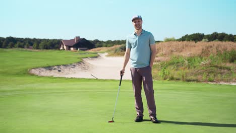 hombre jugando al golf en un día soleado