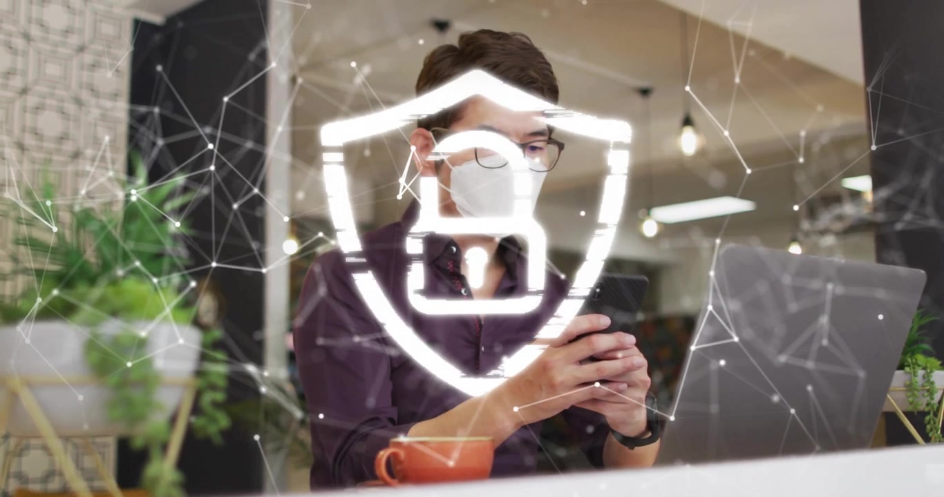 Rete che si estende formando un lucchetto e poi uno scudo, mentre un lavoratore scorre lo smartphone garantendo la sicurezza tecnologica.