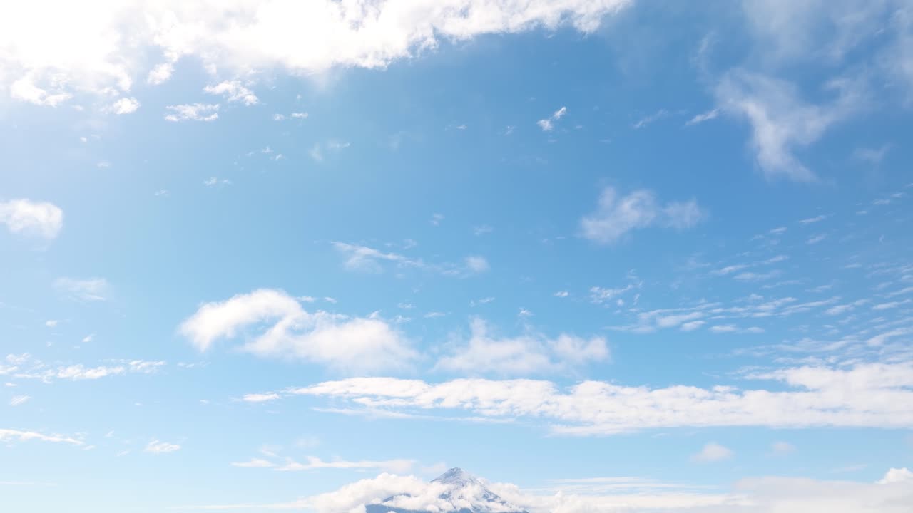 푸른 하늘과 구름을 내려다보며 멀리 랭키후에 호수  ⁇ 에 있는 오소르노 화산 을 드러 ⁇ 니다.