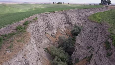 Beim-Burlingame-Canyon-Handelt-Es-Sich-Um-Ein-Vom-Menschen-Verursachtes,-Unbeabsichtigtes-Erosionsereignis-Auf-Ackerland