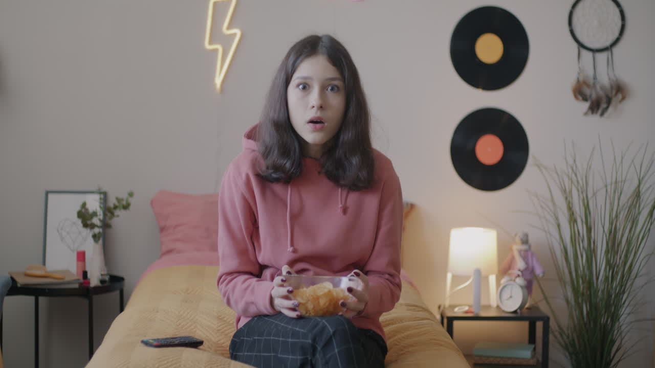 una adolescente relajándose en su dormitorio.