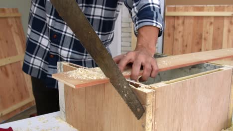 carpintero que trabaja en artesanías de madera en el taller