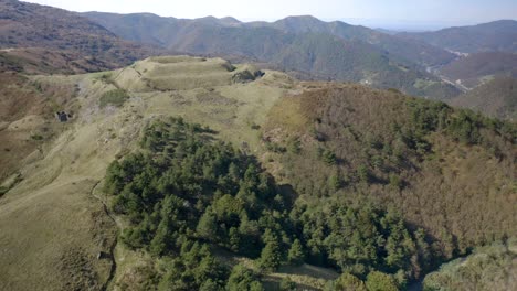 Vista-Aérea-A-Través-De-Algunas-Montañas-En-Italia