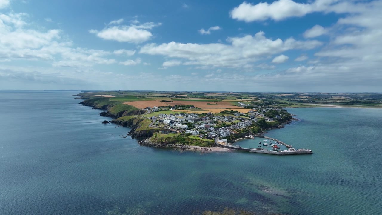 Epischer Drohnenflug über County Cork, Irland, zum Fischerdorf und Touristenort Ballycotton