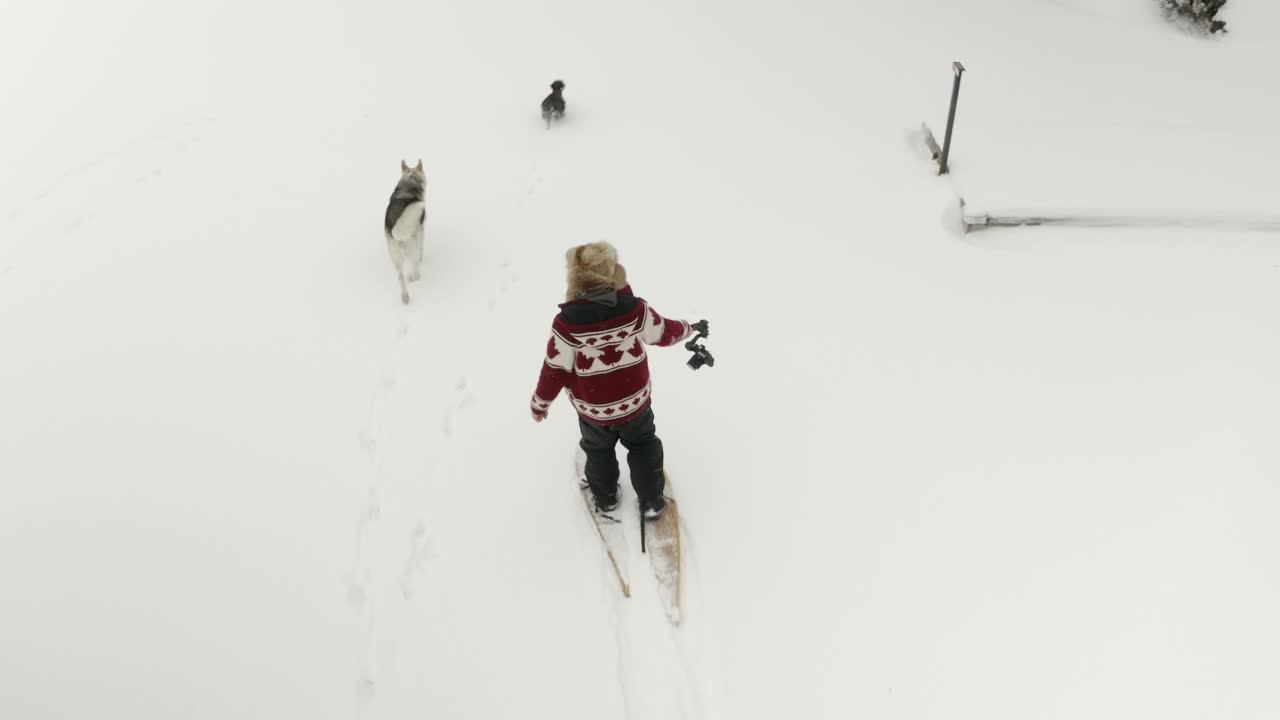hombre canadiense filmándose caminando con raquetas de nieve con un dji ronin rsc 2 para fines de material de archivo