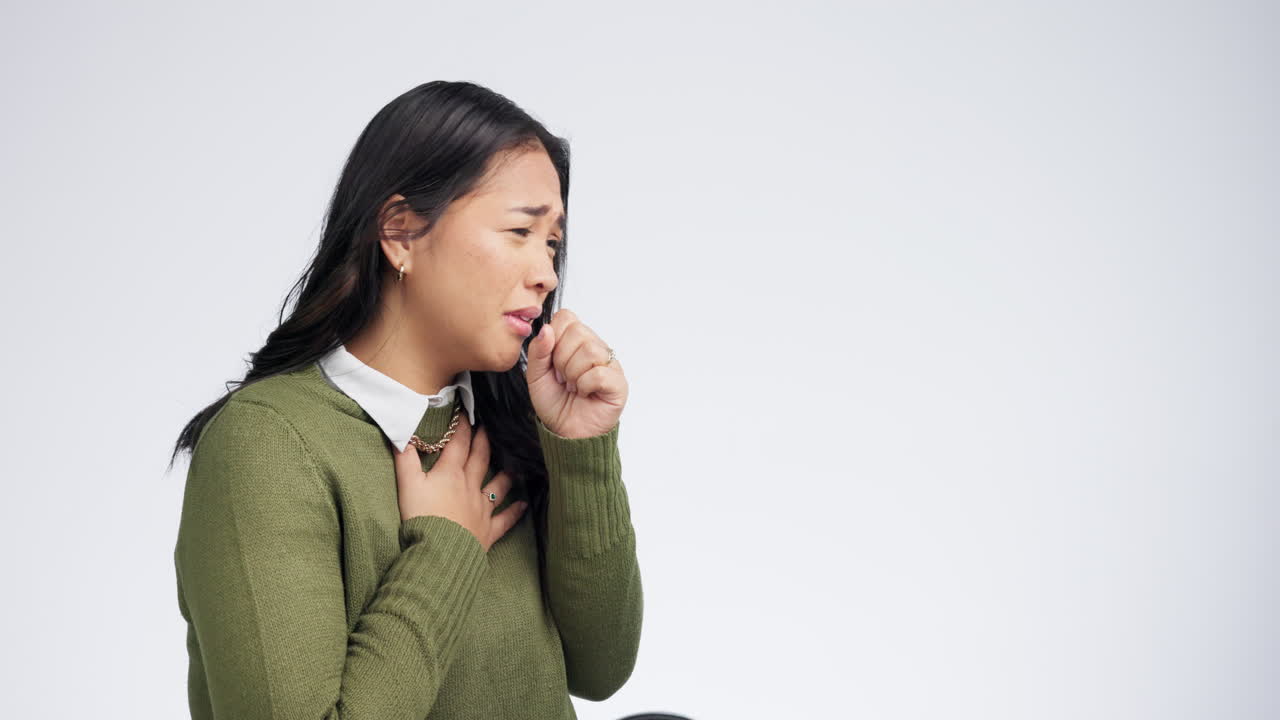 enfermo, tos y mujer con virus