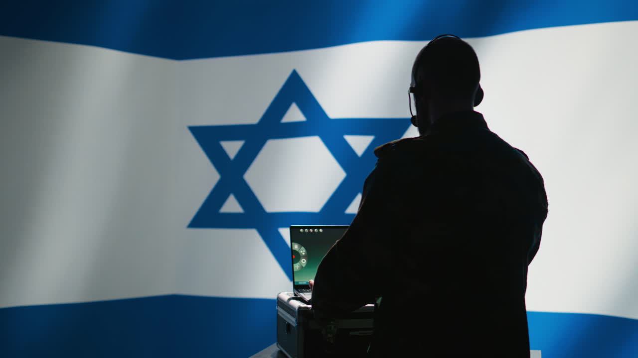Soldato dell'esercito israeliano (IDF) che rileva razzi in avvicinamento ai confini e attiva i sistemi di difesa.