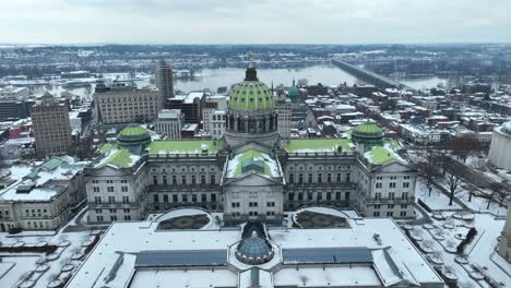 edificio del capitolio de pensilvania cubierto de nieve en el centro de harrisburg, pa después de las nevadas de invierno