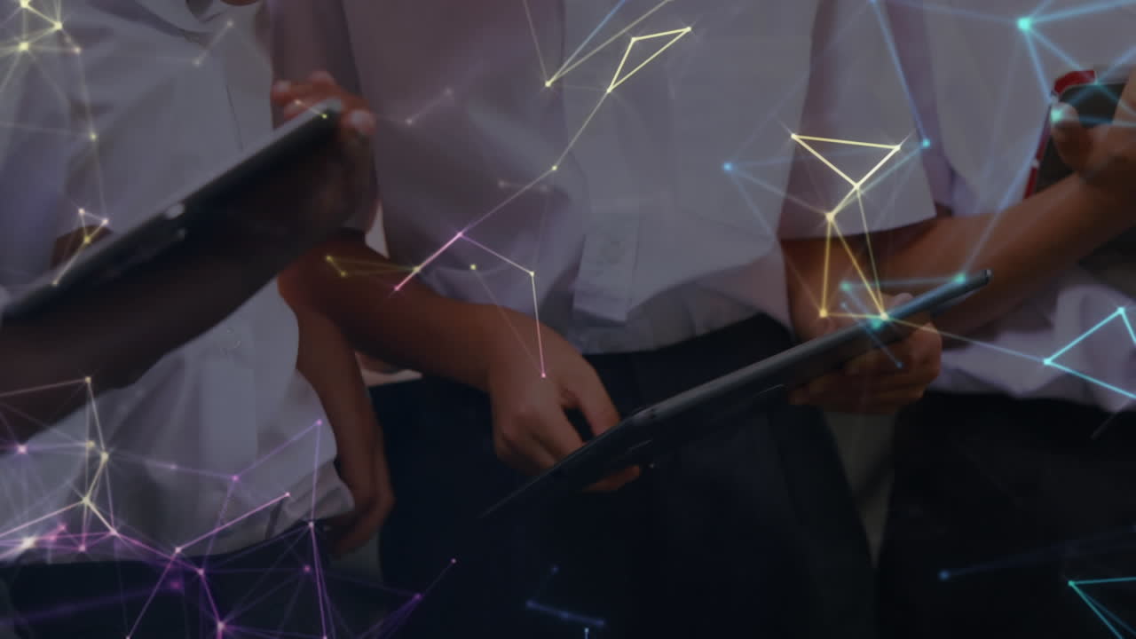 animación de una red brillante de conexiones que se mueven sobre la sección media de los escolares que usan tabletas