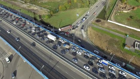 un atasco de tráfico en un cruce de carreteras en el medio de la vista del país verde