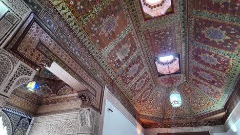 arte islámico hermosamente decorado, azulejos coloridos, auténtico riad marroquí