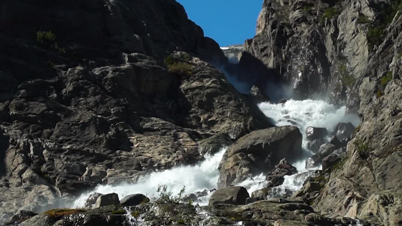 video en cámara lenta del río de agua dulce bajando del glaciar noruego folgefonna