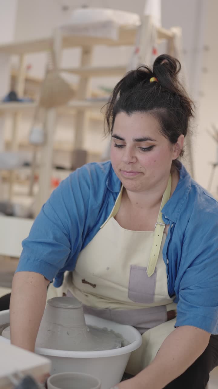 una mujer haciendo cerámica