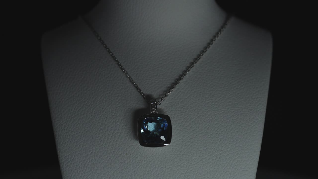 Gemma blu su una collana su un busto.