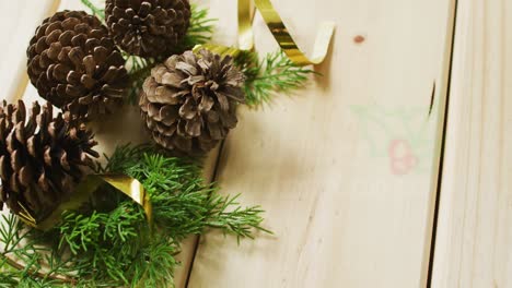 animación del texto de feliz navidad sobre las decoraciones navideñas