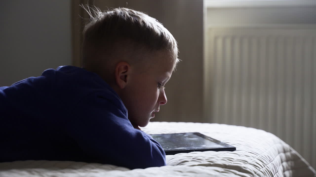 태블릿에서 비디오를 보는 아이