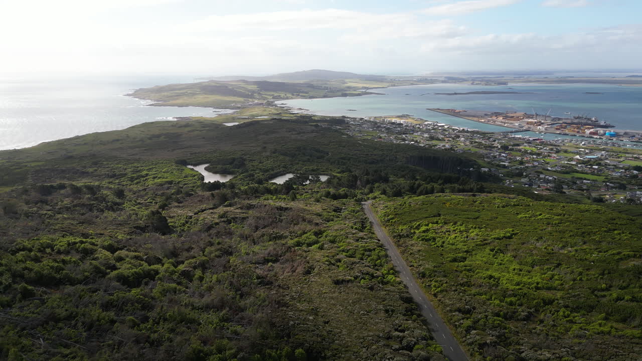 뉴질랜드 남섬의 전망대 도로와 절벽 최남단 마을, 공중 파노라마
