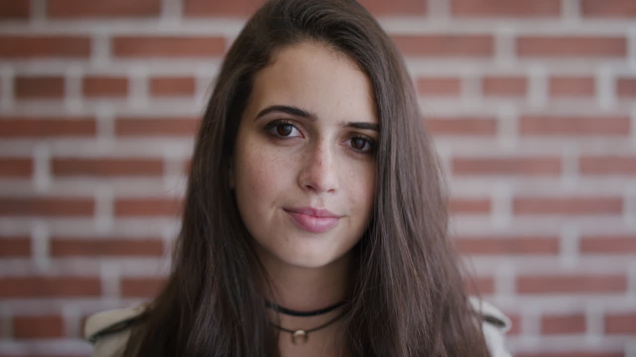 retrato exitosa joven estudiante buscando serio pensativo adolescente chica linda pecas juventud milenaria