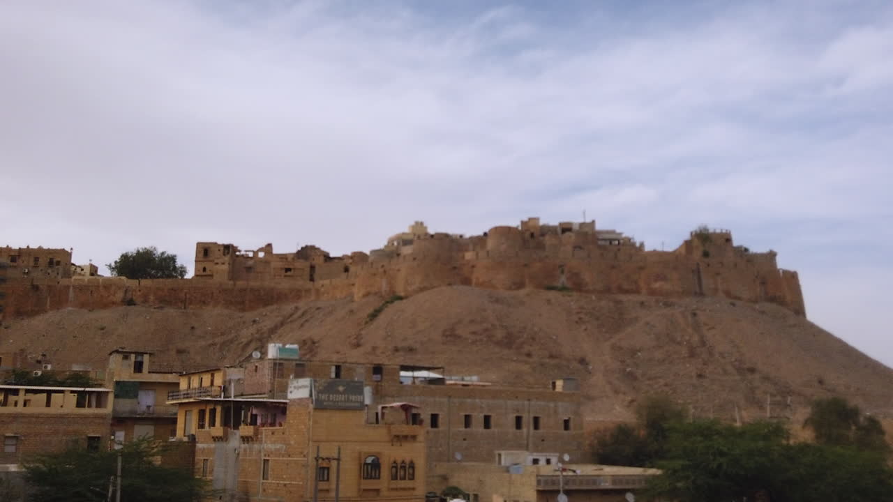 Hyperlapse of an indian city scape that zooms in on a hill fort.