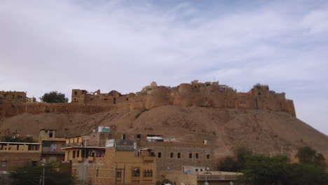 hyperlapse of an indian city scape that zooms in on a hill fort.