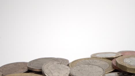 pila de monedas británicas en enfoque suave, fondo blanco