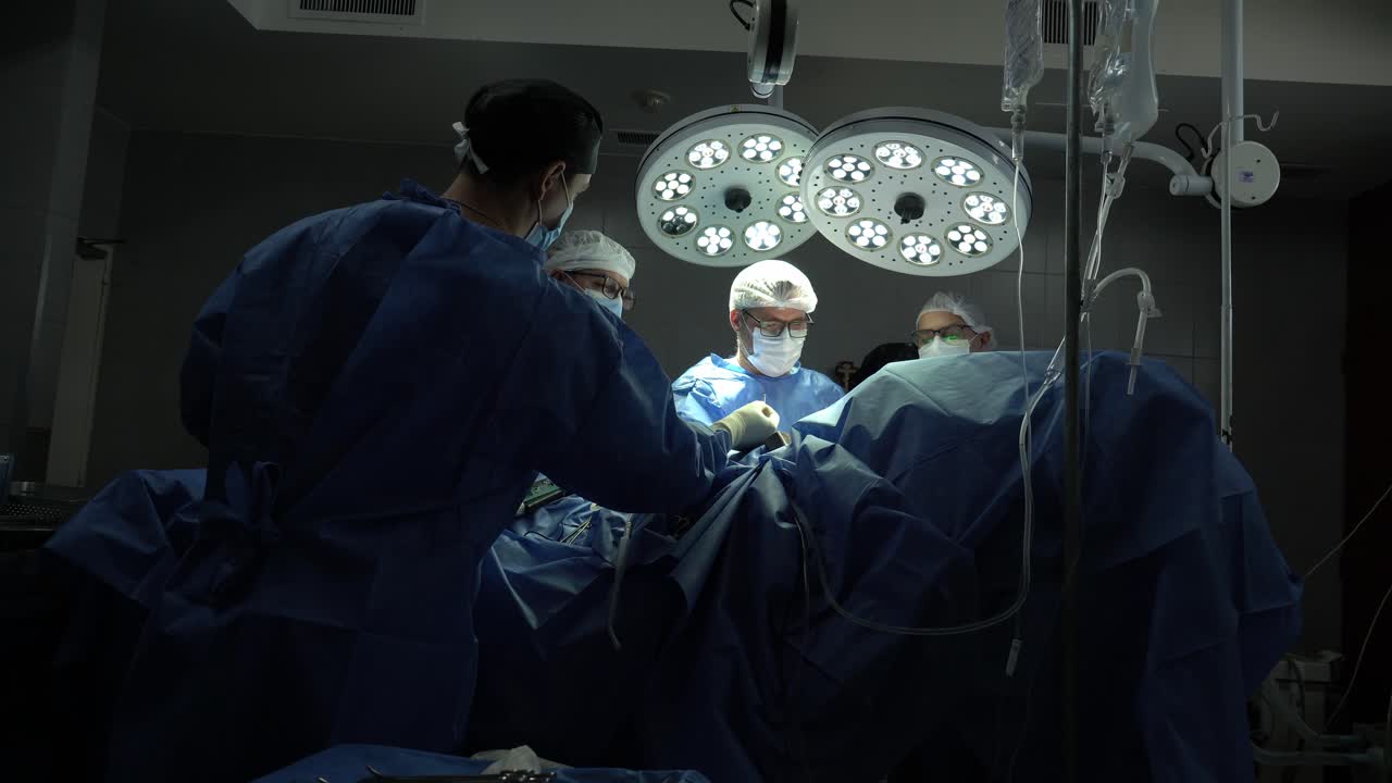 equipo quirúrgico en la sala de operaciones