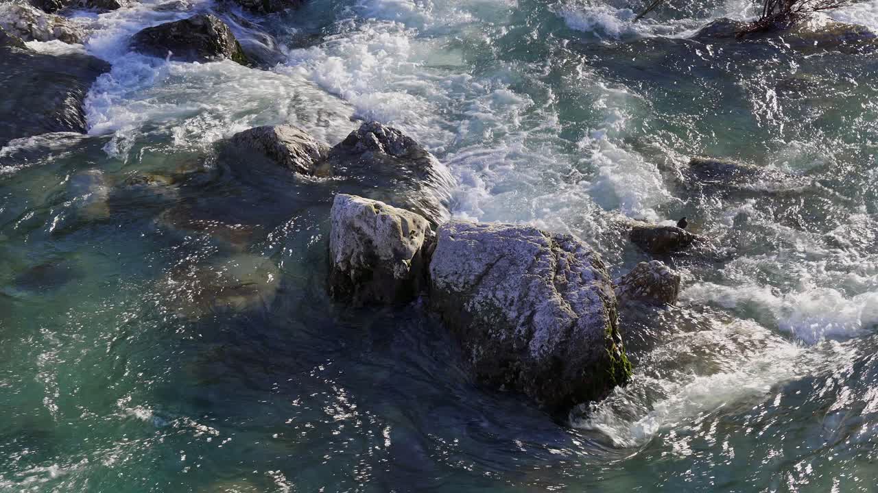 Rapide impetuose del fiume che si infrangono sui massi nel fiume Leno mentre scorre attraverso Rovereto nelle Alpi italiane