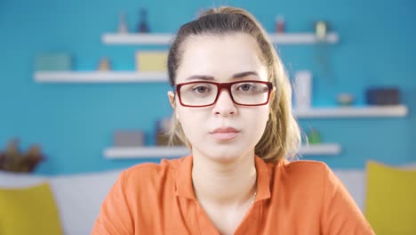 retrato de una hermosa mujer joven con gafas.