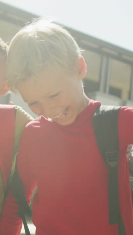 video de niños felices y diversos caminando y riendo frente a la escuela