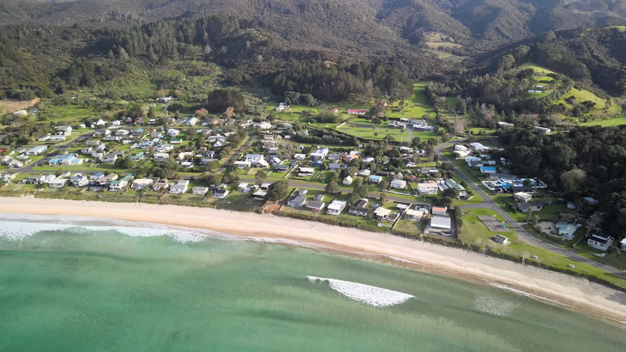 vista aérea de la pequeña ciudad de surf en la isla norte de nueva zelanda