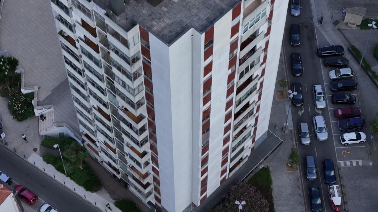 Tall building corner panning vertigo effect