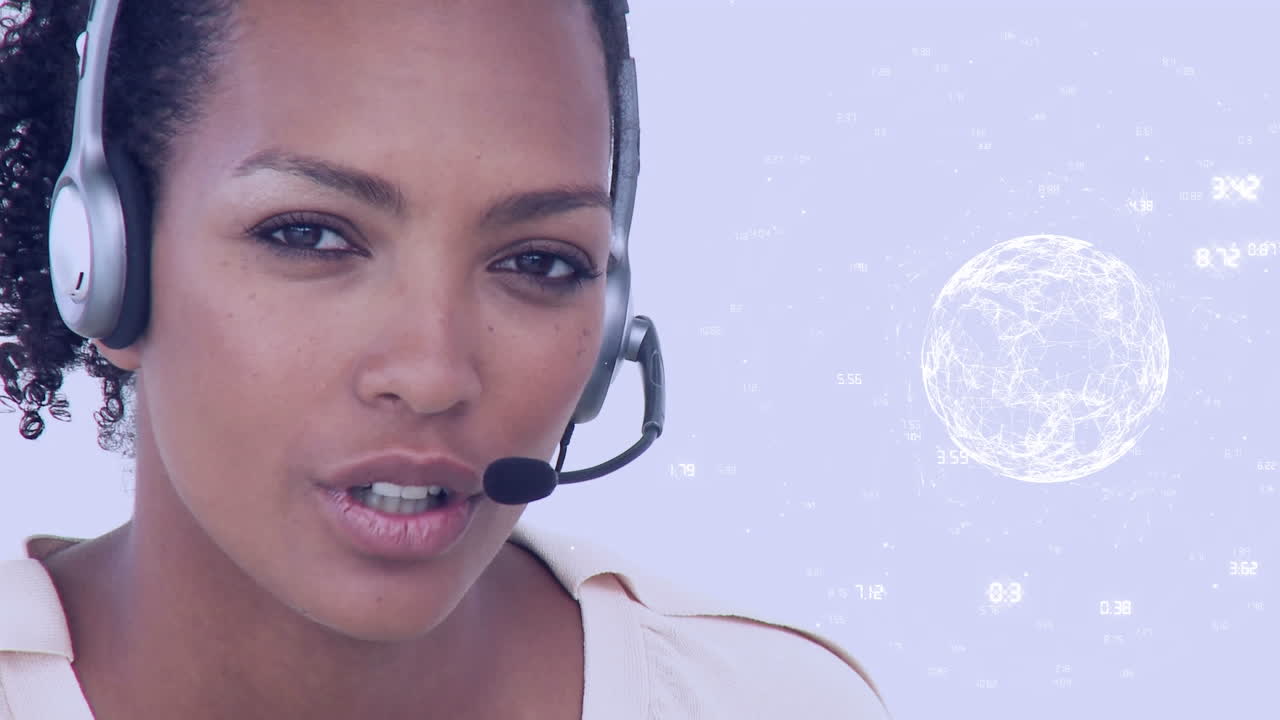 Animação de globo com rede de conexões sobre empresária usando auricular de telefone