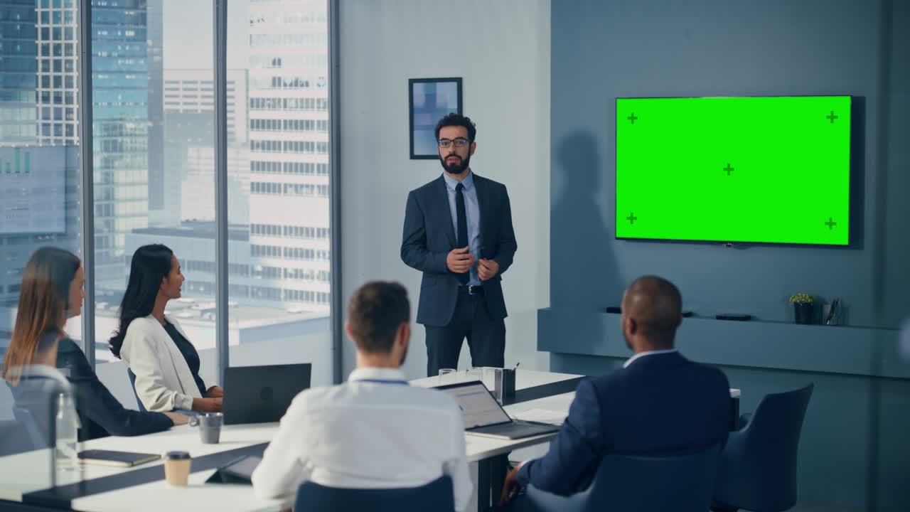 reunión en una sala de conferencias de oficina diversa: el gerente de proyecto masculino utiliza una pantalla verde chroma key wall tv presentando oportunidades para un grupo de inversores. estrategia de producto de comercio electrónico. toma estática de ancho medio
