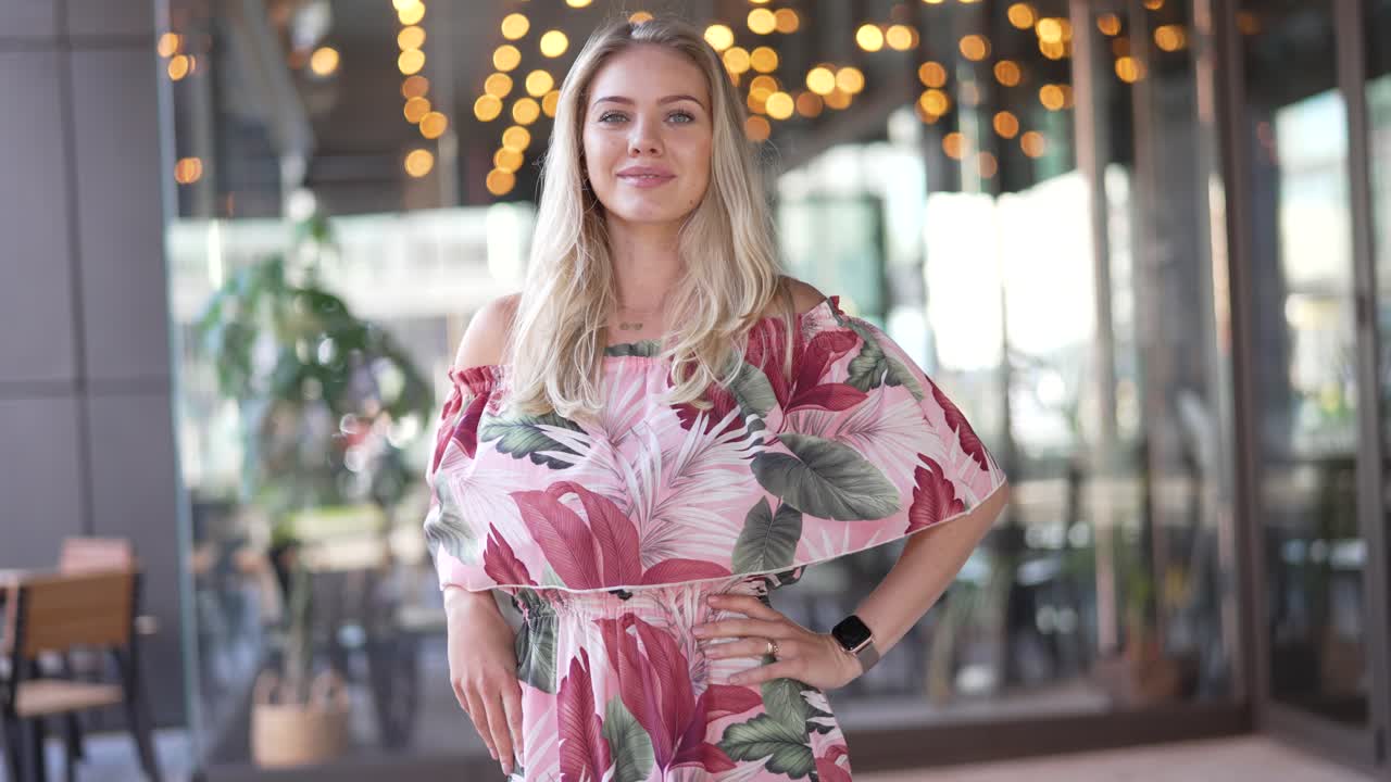 꽃 드레스 를 입은 미소 짓는 여자