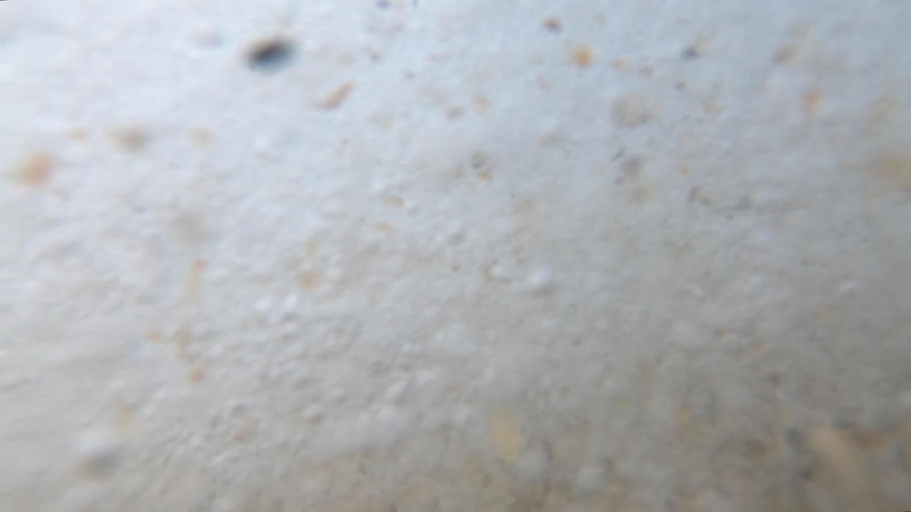 낮은 관점에서 파도가 당신에게 충돌하는 것을 지켜보십시오.