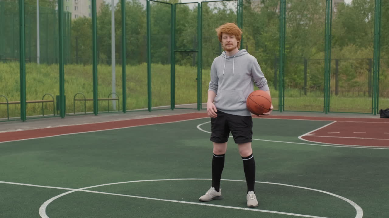 코트 에 농구 를 하는 남자