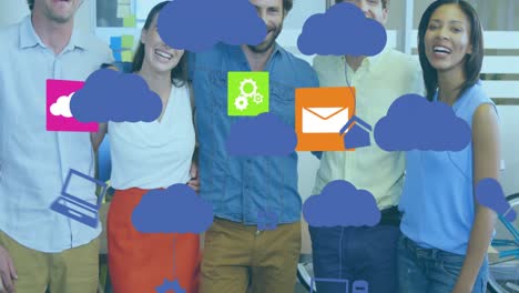 animación de iconos tecnológicos y nubes sobre diversas trabajadoras y compañeros de trabajo en la oficina