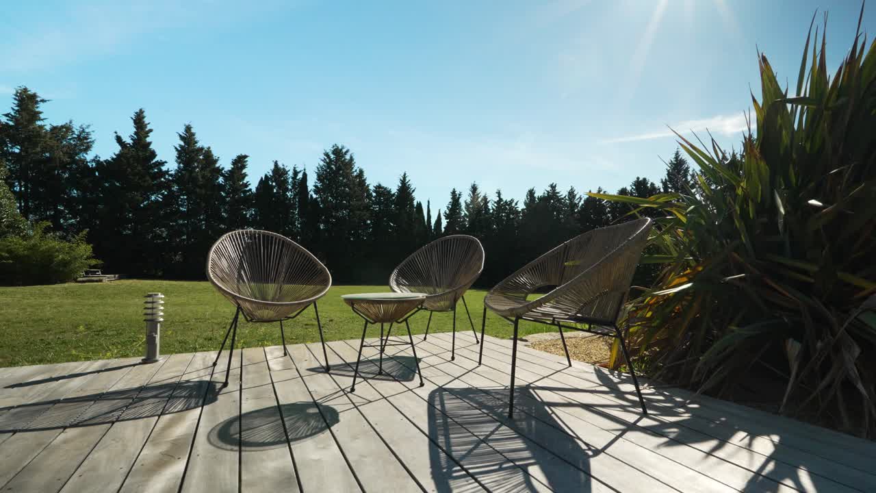 disparo lento que establece el disparo de conjuntos de jardín de mimbre en el jardín de una villa